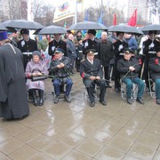 Суворовцы держат зонты над ветеранами войны