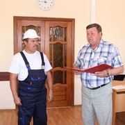 Н.В. Солонец (справа) поздравляет Г.Г. Медякова...