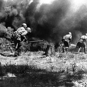 Советские артиллеристы ведут бой под прикрытием дымовой завесы