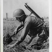 Сапёр-красноармеец устанавливает мину.1941 г. www.wio.ru