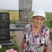  Анна Яковлевна Бормотова у места гибели отца