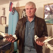 Директор районного парка культуры и отдыха Дмитрий Колесников и венгерские кудрявые голуби
