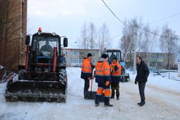 Вячеслав Попов провел оперативное совещание и проконтролировал уборку снега