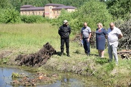 Александр Шагиев проверил работы по очистке пруда в Новолотошино