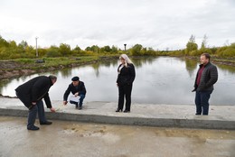 Екатерина Долгасова проверила выполнение работ на пруду в Новолотошино