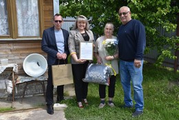 Екатерина Долгасова поздравила жительницу округа с юбилеем