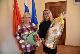 Глава округа поздравила Марину Мартьянову с юбилеем
