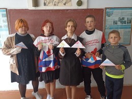 Волонтёры из Ошейкинской школы сделали открытки для наших солдат 🕊
