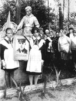 Перезахоронение в селе Ошейкино в мае 1989 года останков воина 24-й кавалерийской дивизии И.С. Чипурного, погибшего 16 ноября 1941 года в деревне Телешово