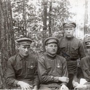 Л.М. Лисицин (справа) и будущий герой советского Союза А.И. Фокин (сидит в центре). Фото 1934 года