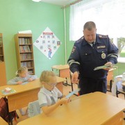 Инспектор ГИБДД М.А. Спиридонов в Савостинской средней общеобразовательной школе