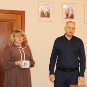 Е. Долгасова и директор Парка культуры и отдыха А. Жихарев